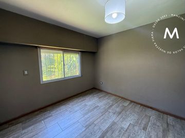 Casa multifamiliar en venta de 4 ambientes - Barrio Parque Suhr Horeis