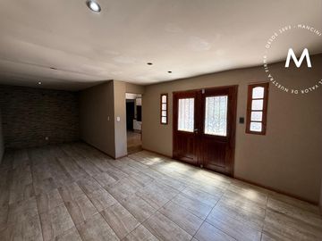 Casa multifamiliar en venta de 4 ambientes - Barrio Parque Suhr Horeis