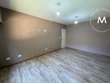 Casa multifamiliar en venta de 4 ambientes - Barrio Parque Suhr Horeis