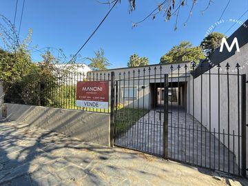 Casa multifamiliar en venta de 4 ambientes - Barrio Parque Suhr Horeis