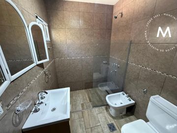 Casa multifamiliar en venta de 4 ambientes - Barrio Parque Suhr Horeis
