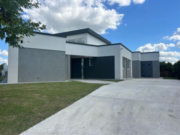 Casa en venta Canton Golf en tranquilo cul de sac  5 amb   piscina