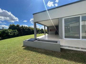 Casa en venta Canton Golf en tranquilo cul de sac  5 amb   piscina