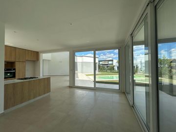 Casa en venta Canton Golf en tranquilo cul de sac  5 amb   piscina