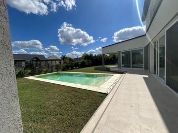 Casa en venta Canton Golf en tranquilo cul de sac  5 amb   piscina