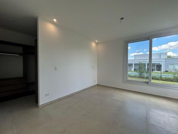 Casa en venta Canton Golf en tranquilo cul de sac  5 amb   piscina