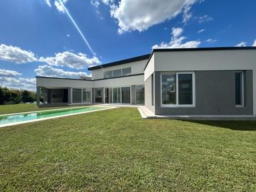 Casa en venta Canton Golf en tranquilo cul de sac  5 amb   piscina