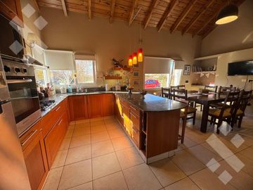 Casa en venta barrio Los Robles.