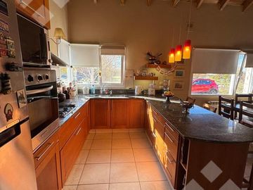 Casa en venta barrio Los Robles.