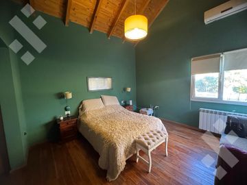 Casa en venta barrio Los Robles.