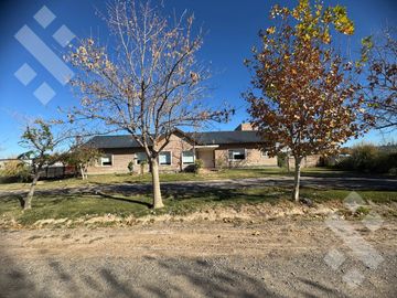 Casa en venta barrio Los Robles.