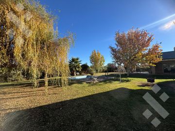 Casa en venta barrio Los Robles.