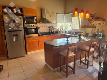 Casa en venta barrio Los Robles.