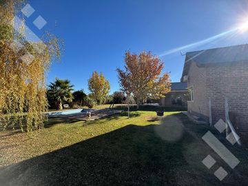 Casa en venta barrio Los Robles.
