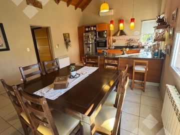 Casa en venta barrio Los Robles.