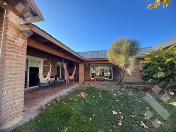 Casa en venta barrio Los Robles.