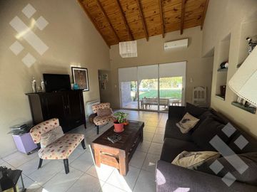 Casa en venta barrio Los Robles.
