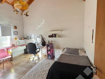 Casa en venta barrio Los Robles.
