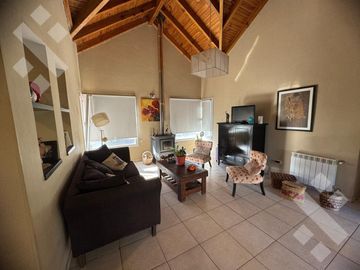 Casa en venta barrio Los Robles.