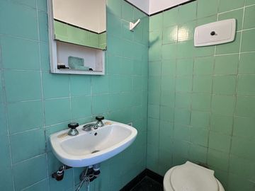 Venta departamento 6 ambientes, Caballito - Piso alto,construcción sólida a refaccionar-Apto crédito