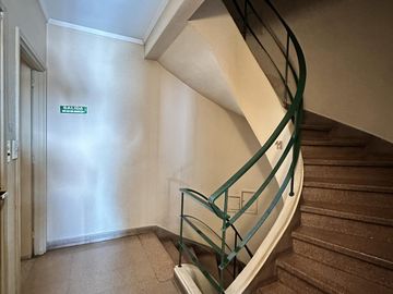 Venta departamento 6 ambientes, Caballito - Piso alto,construcción sólida a refaccionar-Apto crédito