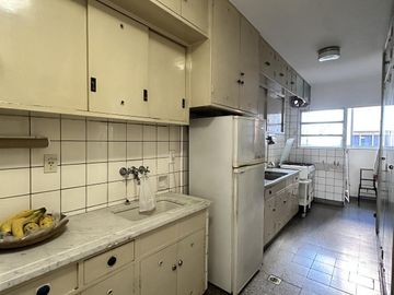 Venta departamento 6 ambientes, Caballito - Piso alto,construcción sólida a refaccionar-Apto crédito