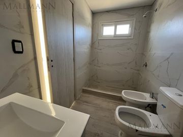 Casa Duplex  Venta 3 Amb con Jardín, a Estrenar en Chic Village