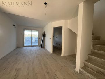 Casa Duplex  Venta 3 Amb con Jardín, a Estrenar en Chic Village