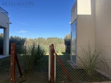 Casa Duplex  Venta 3 Amb con Jardín, a Estrenar en Chic Village