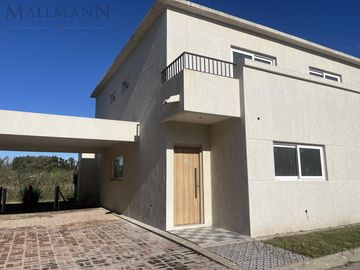 Casa Duplex  Venta 3 Amb con Jardín, a Estrenar en Chic Village