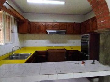 Casa en Venta 4 recamaras, una en p baja, cercana a av. principal col Satélite