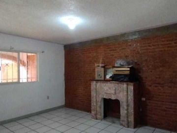 Casa en Venta 4 recamaras, una en p baja, cercana a av. principal col Satélite