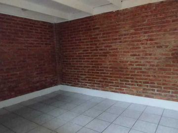 Casa en Venta 4 recamaras, una en p baja, cercana a av. principal col Satélite