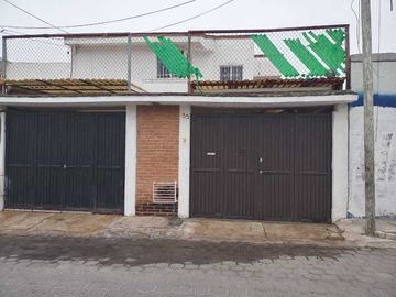 Casa en Venta 4 recamaras, una en p baja, cercana a av. principal col Satélite