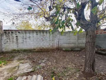 VENTA CASA 4 AMBIENTES CON PARQUE EZPELETA
