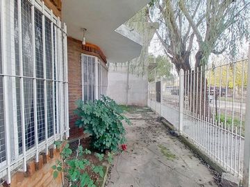 VENTA CASA 4 AMBIENTES CON PARQUE EZPELETA