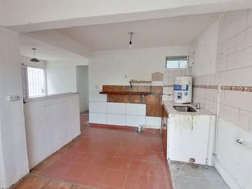 VENTA CASA 4 AMBIENTES CON PARQUE EZPELETA