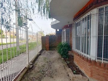 VENTA CASA 4 AMBIENTES CON PARQUE EZPELETA