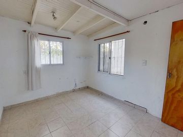 VENTA CASA 4 AMBIENTES CON PARQUE EZPELETA
