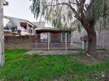 VENTA CASA 4 AMBIENTES CON PARQUE EZPELETA