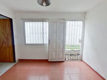 VENTA CASA 4 AMBIENTES CON PARQUE EZPELETA
