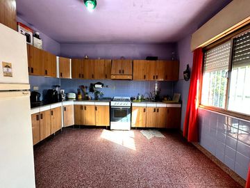 CASA CON LOCALES EN VENTA EN RAFAEL CALZADA
