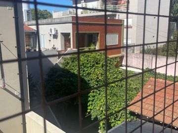 Excelente PH de 3 ambientes en duplex con patio, parrilla y cocheracubierta fija.