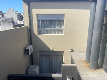 Excelente PH de 3 ambientes en duplex con patio, parrilla y cocheracubierta fija.