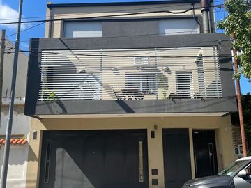Excelente PH de 3 ambientes en duplex con patio, parrilla y cocheracubierta fija.