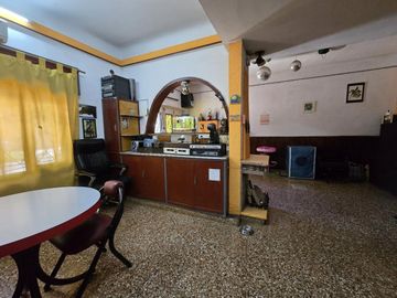 CASA 5 AMBIENTES EN VENTA EN LANÚS OESTE TERRAZA