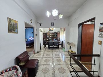 CASA 5 AMBIENTES EN VENTA EN LANÚS OESTE TERRAZA