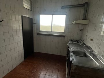 PISO UNICO 3 AMB. CON TERRAZA - MUY BUENO