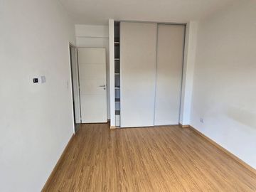 DEPARTAMENTO 2 AMBIENTES CON BALCON 2DO PISO AL FRENTE - SANTOS LUGARES