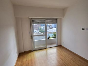 DEPARTAMENTO 2 AMBIENTES CON BALCON 2DO PISO AL FRENTE - SANTOS LUGARES